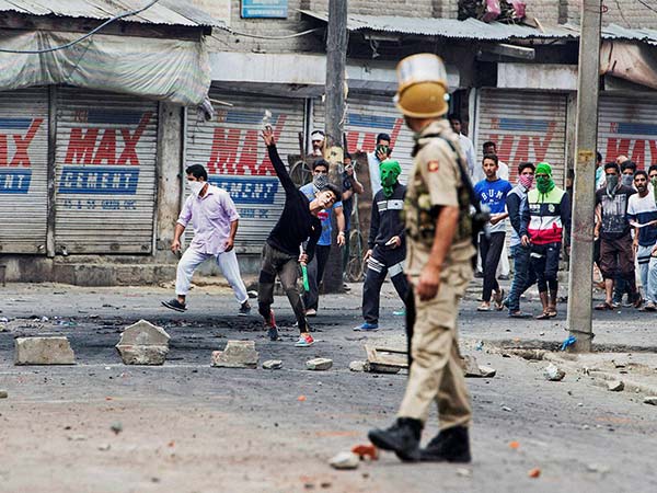 भीड़ ने किया था सेना की टुकड़ी पर हमला भीड़ ने किया था सेना की टुकड़ी पर हमला