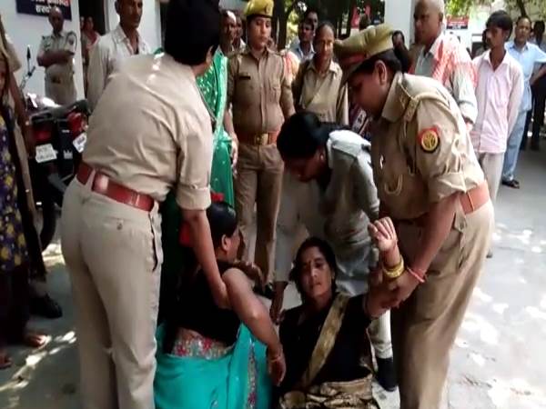 Parents protest against Police on Murder in Hardoi
