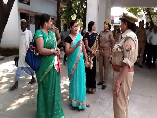 Parents protest against Police on Murder in Hardoi