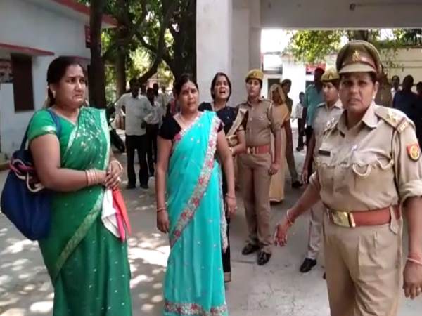 Parents protest against Police on Murder in Hardoi