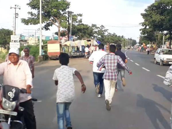 MNS Workers beat North Indians badly in Maharashtra