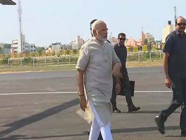 2 दिवसीय दौरे के लिए गुजरात पहुंचे पीएम मोदी,आज चुनाव प्रचार की करेंगे शुरुआत