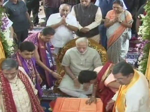 द्वारिकाधीश पहुंचे पीएम मोदी, आज चुनाव प्रचार की करेंगे शुरुआत