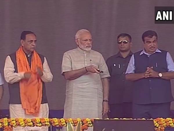 गुजरात में पीएम मोदी LIVE: ओखा-बेट पुल की रखी आधारशिला