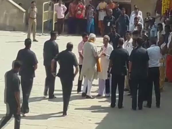 गुजरात से LIVE: द्वारकाधीश में अपने दोस्त से मिले पीएम मोदी