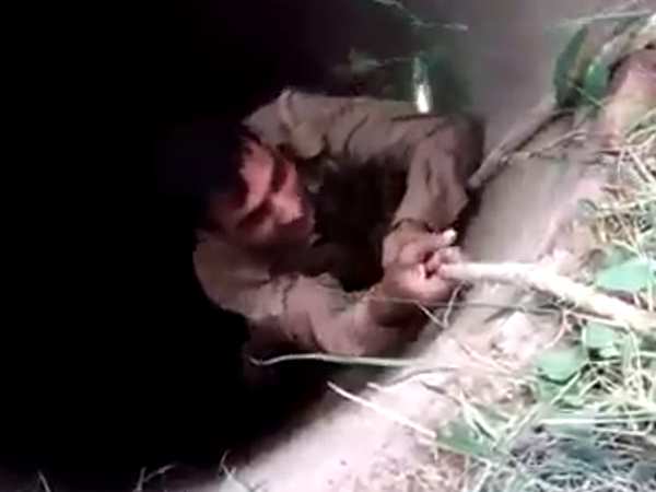 Two policemen saved an animal entering in a well in Agra Two policemen saved an animal entering in a well in Agra