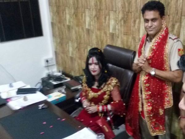 दिल्ली का ही दूसरा मामला आया सामने, राधे मां संग पुलिस वालों ने गाया गाना