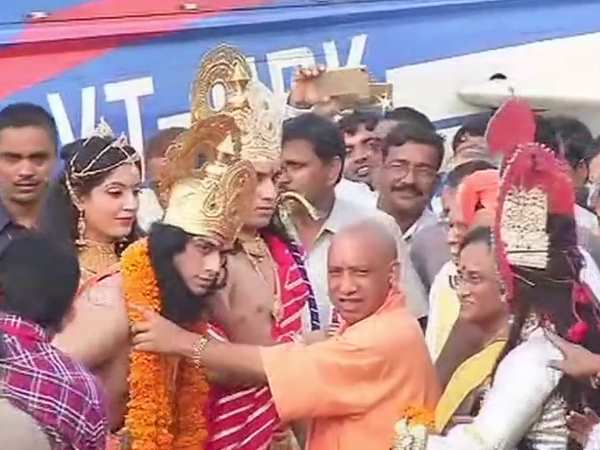 LIVE: अयोध्या पहुंचे राम-सीता का सीएम योगी ने किया स्वागत