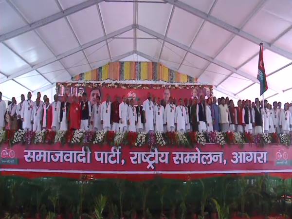 पिता मुलायम और चाचा शिवपाल की आगरा में गैरमौजूदगी के बीच सपा के शहंशाह बनकर उभरे अखिलेश यादव