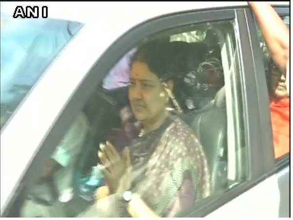 शशिकला ने अस्पताल जाकर बीमार पति से की मुलाकात, 5 दिन के लिए मिली है पेरोल शशिकला ने अस्पताल जाकर बीमार पति से की मुलाकात, 5 दिन के लिए मिली है पेरोल