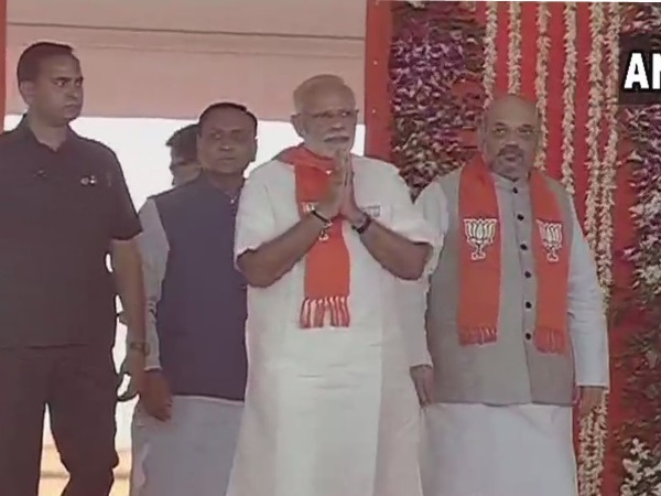 LIVE: गुजरात गौरव महासम्मेलन में पहुंचे पीएम मोदी और शाह