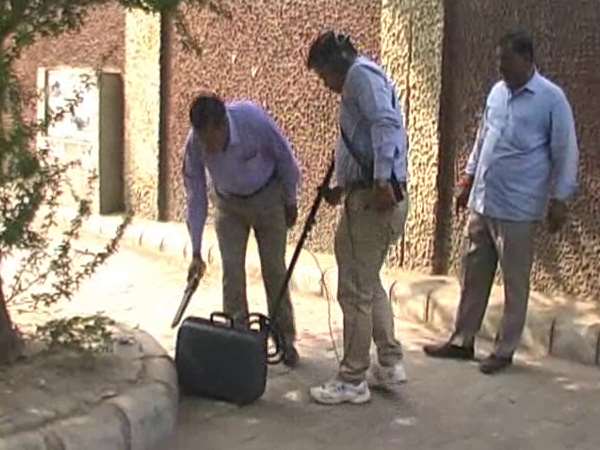 Fry pan inside abandoned suitcase in Kanpur