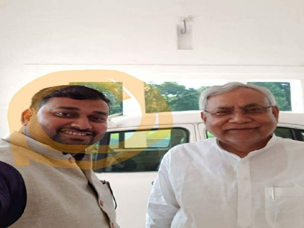 शराब माफिया के साथ फोटो पर घिरे नीतीश कुमार, तेजस्वी ने कहा- ये कैसा सुशासन शराब माफिया के साथ फोटो पर घिरे नीतीश कुमार, तेजस्वी ने कहा- ये कैसा सुशासन