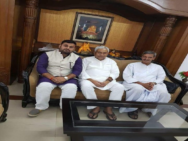 शराब माफिया के साथ फोटो पर घिरे नीतीश कुमार, तेजस्वी ने कहा- ये कैसा सुशासन शराब माफिया के साथ फोटो पर घिरे नीतीश कुमार, तेजस्वी ने कहा- ये कैसा सुशासन
