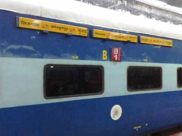 Passengers looted by train in Kolhapur, Maharashtra Passengers looted by train in Kolhapur, Maharashtra