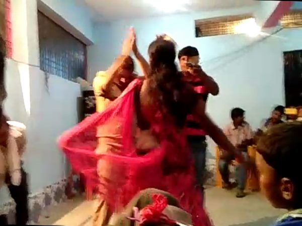 Drunk Policeman suspend for Dance with nachaniya in Bihar