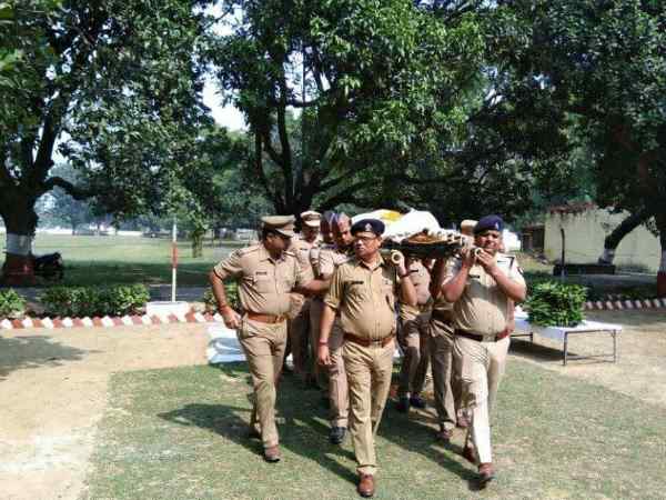 Constable in UP Police dead in an Accident, SP tribute his honesty