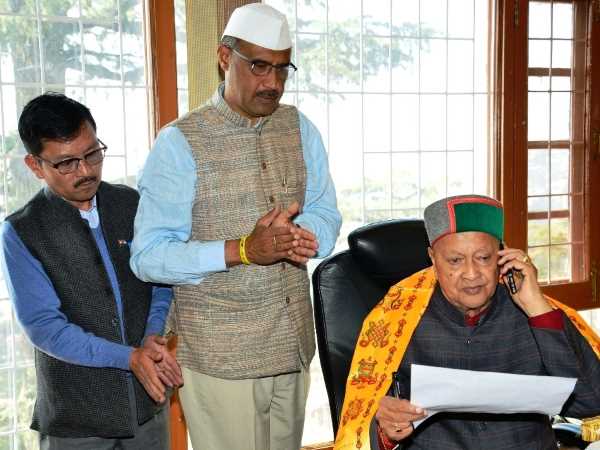 हिमाचल चुनाव: कांग्रेस में बगावत, 7 बागियों को पार्टी से निकाला हिमाचल चुनाव: कांग्रेस में बगावत, 7 बागियों को पार्टी से निकाला