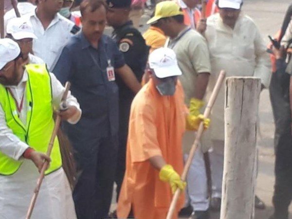 योगी आदित्यनाथ के 30 मिनट के ताजमहल स्वच्छता अभियान पर सवाल? क्या यूपी में फेल हुआ Swachh Bharat Mission योगी आदित्यनाथ के 30 मिनट के ताजमहल स्वच्छता अभियान पर सवाल? क्या यूपी में फेल हुआ Swachh Bharat Mission