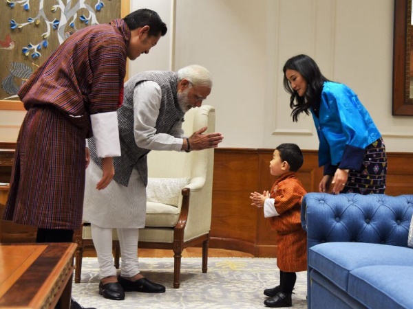 हाथ जोड़कर खड़े हो गए नन्हें राजकुमार