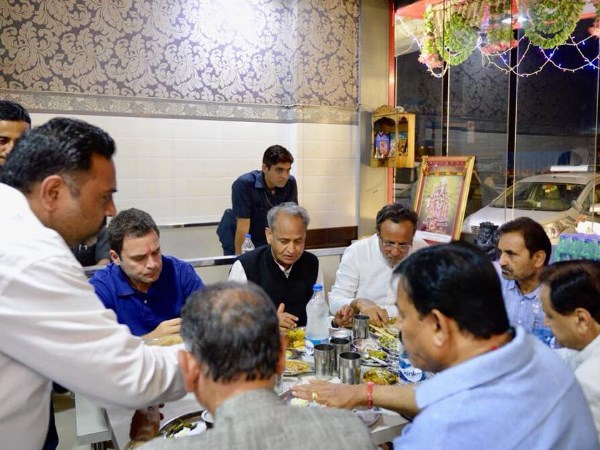 राहुल ने लिया काठियावाड़ी खाने का लुत्फ