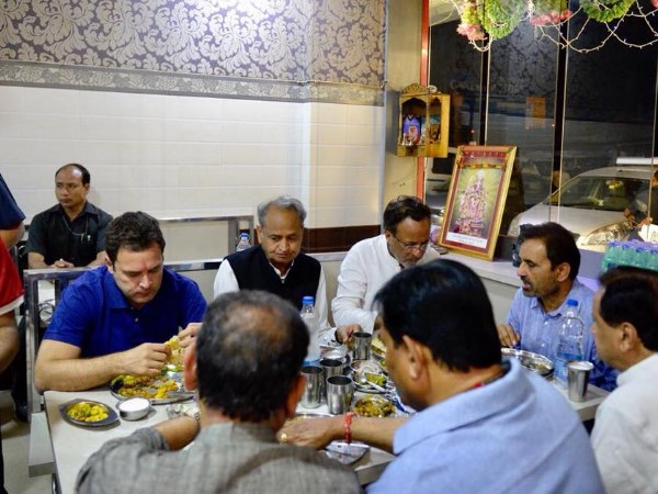 राहुल की सेल्फी पॉलिटिक्स