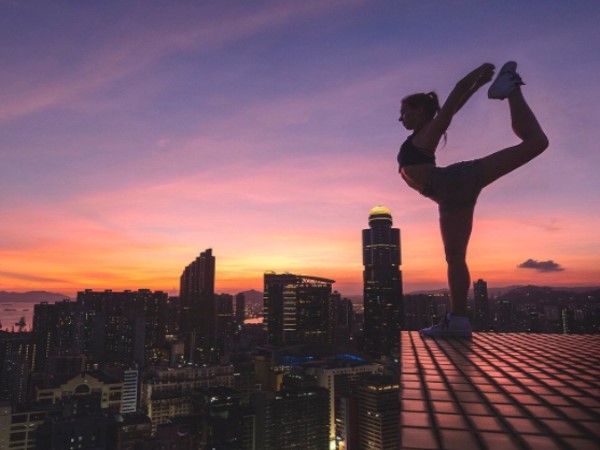 लड़की का नाम है एंजेला निकोलाऊ है,