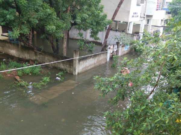 बारिश के साथ तूफानी हवाएं