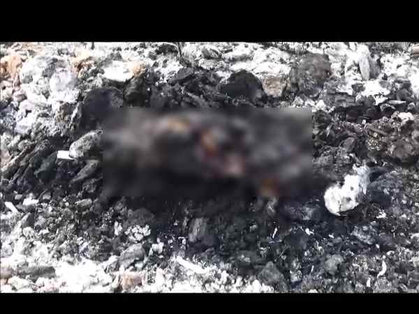 पुलिस ने चिता को पानी डालकर बुझाया पुलिस ने चिता को पानी डालकर बुझाया