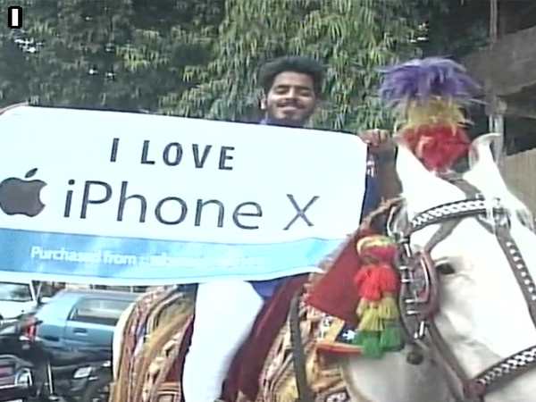 आईफोन-एक्स लेने गया घोड़े पर चढ़कर