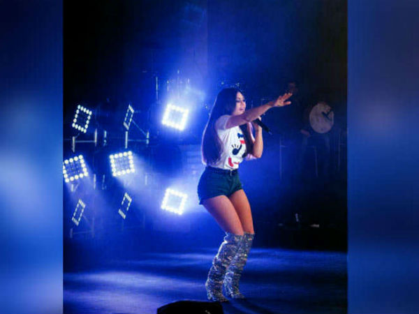  ड्रेस की वजह से मुश्किल में पॉपस्टार 