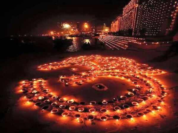 लालकृष्ण आडवाणी ने जलाया दीपक