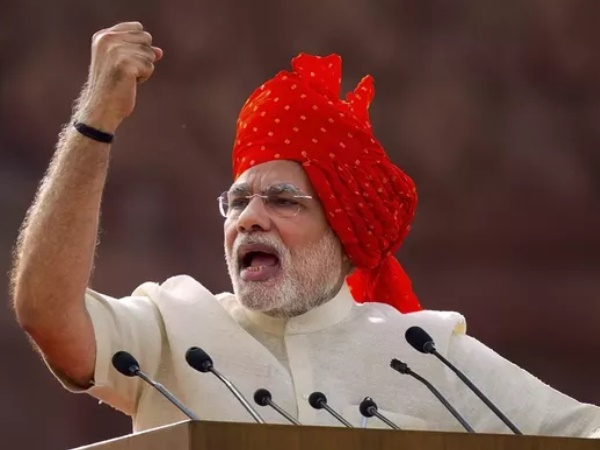 ऑफिस के बहाने पैराग्लाइडिंग करते मोदी