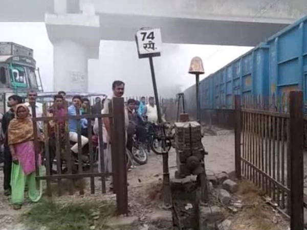 ड्राइवर और गेटमेन सस्पेंड