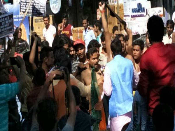 सड़क पर मारपीट की नौबत