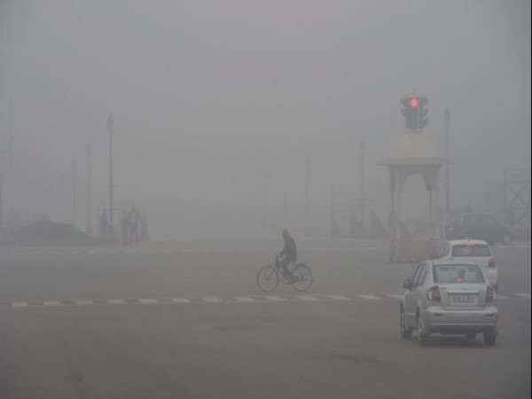 दिल्ली के आसमान में छाई है धुंध दिल्ली के आसमान में छाई है धुंध