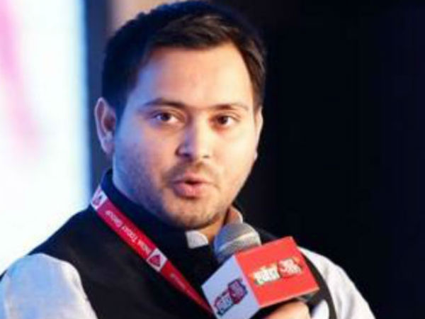 बड़े भाई का पैर छूते हुए आशीर्वाद लिया