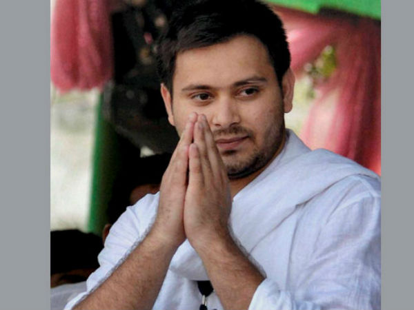 डिप्टी सीएम की कुर्सी पर बैठे 