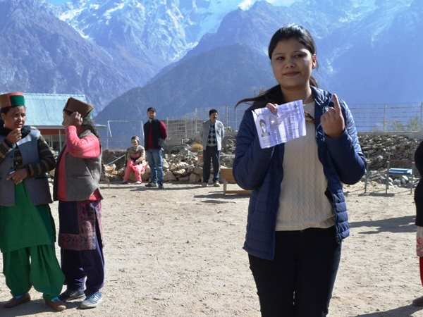 लोगों को करना पड़ा इंतजार