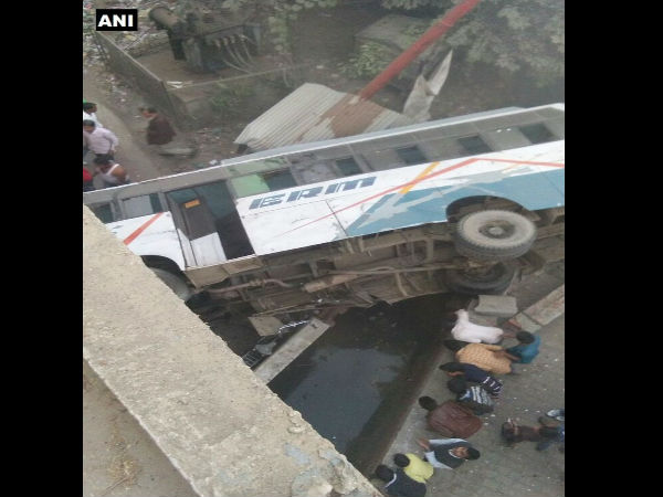UttarPradesh: Bus rams into flyover railing in Hardoi, falls off. Two passengers killed, 31 injured UttarPradesh: Bus rams into flyover railing in Hardoi, falls off. Two passengers killed, 31 injured