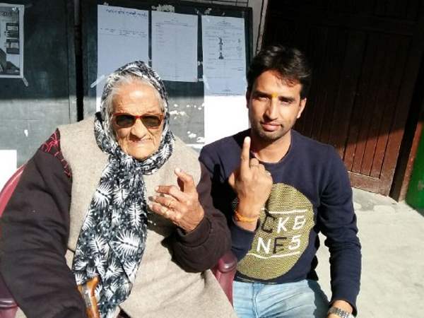 तलाड़ा में मतदान करने के बाद 100 वर्षीय हीरी देवी तलाड़ा में मतदान करने के बाद 100 वर्षीय हीरी देवी