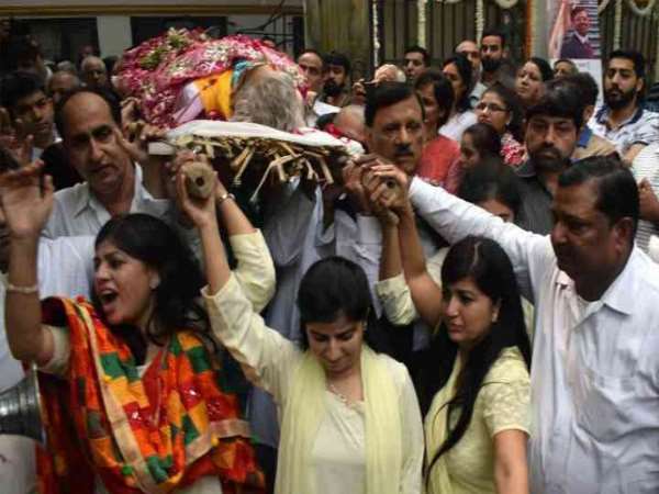 इसलिए नाच-गा रही थीं लड़कियां