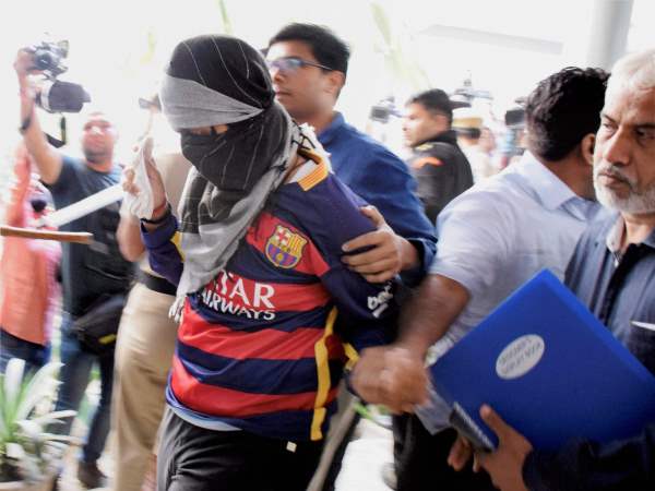 बयान से पलटा बयान से पलटा