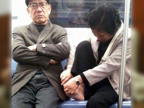 नाखून काटने के लिए घर है मोहतरमा! नाखून काटने के लिए घर है मोहतरमा!