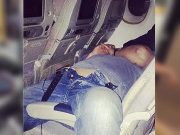 नींद के लिए 1 सीट, बड़ी नाइंसाफी है! नींद के लिए 1 सीट, बड़ी नाइंसाफी है!