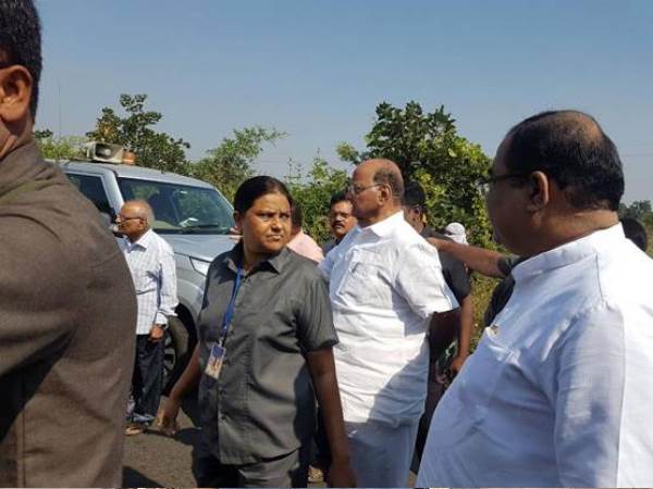 कार से घायलों को बाहर निकाला कार से घायलों को बाहर निकाला