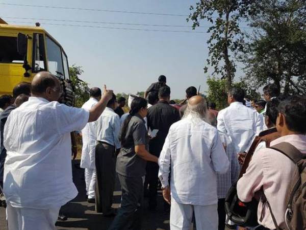 शरद पवार ने रुकवाया काफिला शरद पवार ने रुकवाया काफिला