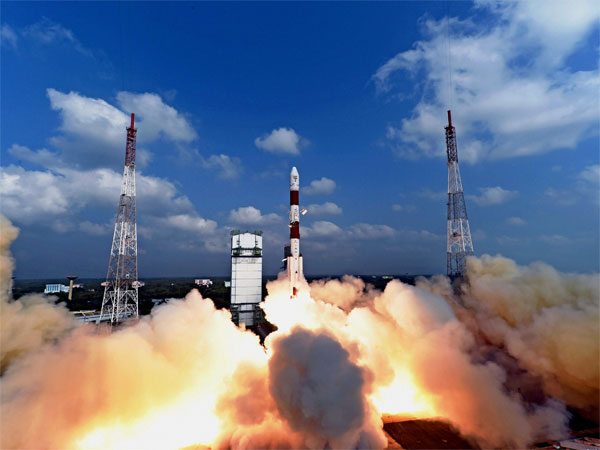 एक साथ 104 सैटेलाइट भेजने का रिकॉर्ड बना चुका है इसरो
