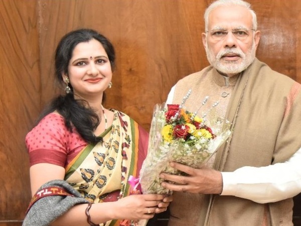 अभी तक वह 300 से अधिक राष्ट्रीय स्तर के कार्यक्रम प्रस्तुत कर चुकी हैं अभी तक वह 300 से अधिक राष्ट्रीय स्तर के कार्यक्रम प्रस्तुत कर चुकी हैं