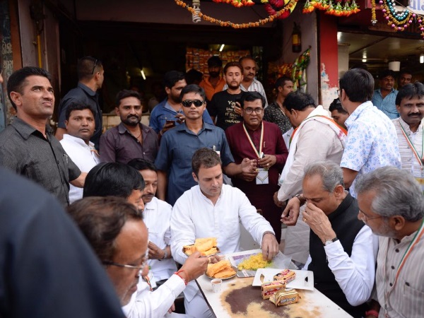 कांग्रेस-बीजेपी के समर्थक सोशल मीडिया पर जंग लड़ रहे हैं